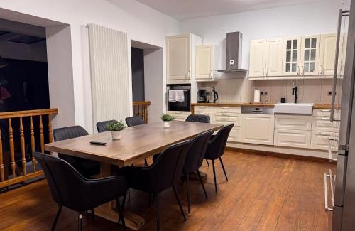 Derendorf House | T&K Apartments - Komfortables Haus - 8 Zimmer - 6min zur MESSE