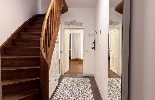 Derendorf House | T&K Apartments - Komfortables Haus - 8 Zimmer - 6min zur MESSE