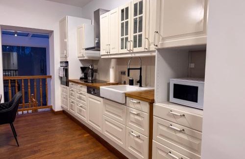 Derendorf House | T&K Apartments - Komfortables Haus - 8 Zimmer - 6min zur MESSE