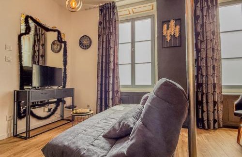 Illiers-Combray Apartment | T2 en centre-ville d'Illiers-Combray - parking- lit king size - terrasse
