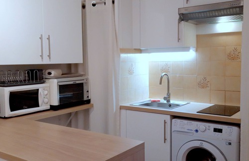 La Faviere Apartment | T2, Ground Floor, Terrace, 5 mn walk from the beach and shops, sheets included
