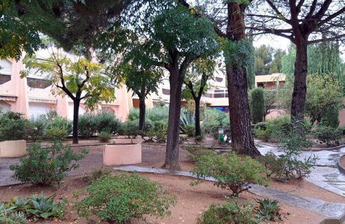 La Faviere Apartment | T2, Ground Floor, Terrace, 5 mn walk from the beach and shops, sheets included
