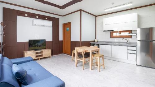 Changbun House | Taean Anmyeondo Lake and Sea Village Pension