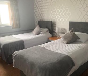 Llangefni House | Tafarn Y Rhos