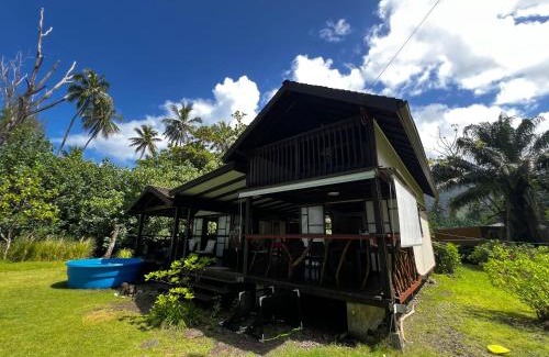 Teahupo'o House | tahiti-bungalow at Teahupoo: beachfront with pountoon and mini pool