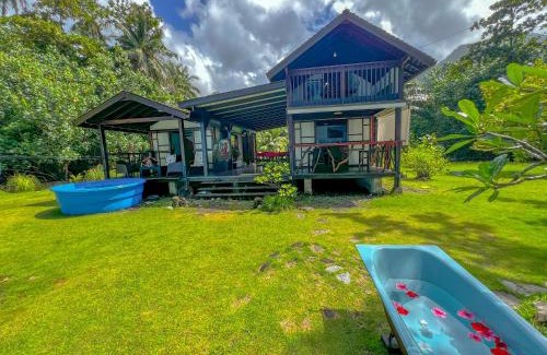 Teahupo'o House | tahiti-bungalow at Teahupoo: beachfront with pountoon and mini pool