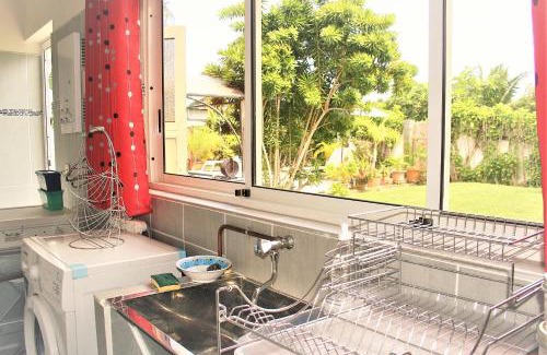 Punaauia Apartment | TAHITI - Sanny's Place Room & Pool