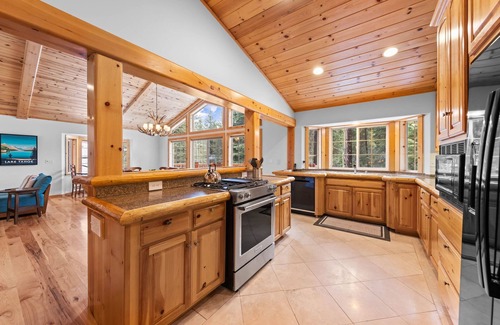 Tahoe Pines House | Tahoe Grand Luxury West Shore - Pet Friendly + Hot Tub Walk to Beach!