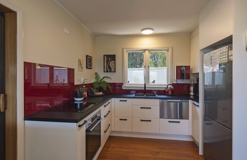 Tahunanui House | Tahuna Views - Sweeping Bay Views with a Spa Pool. Easy Walk to the Beach!