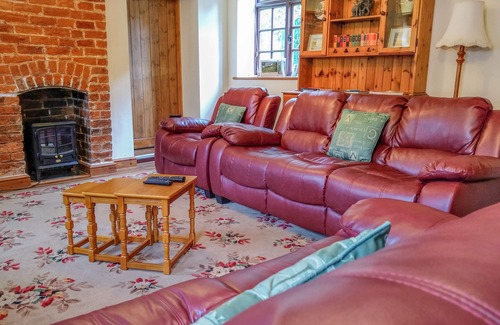 Abbey-Cwmhir Cottage | TAILOR'S COTTAGE, pet friendly, with a garden in Abbeycwmhir