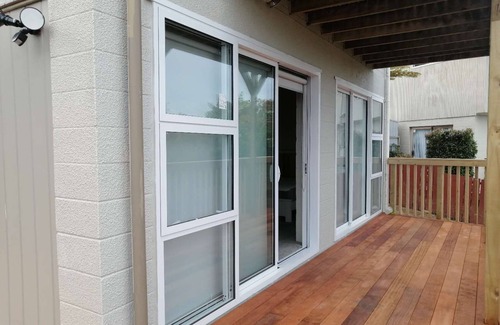 Hauraki House | Takapuna Centre 3B & Netflix x 3 Bed 2 Bath & 3 Parking walking 5mins to beach