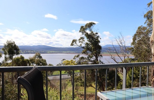 Grindelwald Apartment | Tamar Ridge Winery Apartment. River Views!