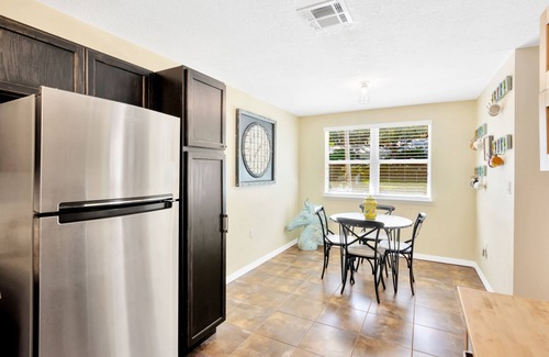 Sulphur Springs House | Tampa River Retreat with Hot Tub