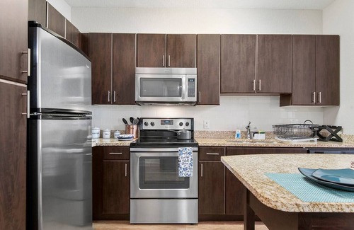 Carver City - Lincoln Gardens Apartment | Tampa Tropical-Heated Saltwater Pool-10 Min to TPA