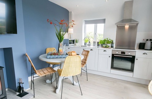 Malltraeth Cottage | Tan Yr Allt - a sea view that sleeps 4 guests in 2 bedrooms