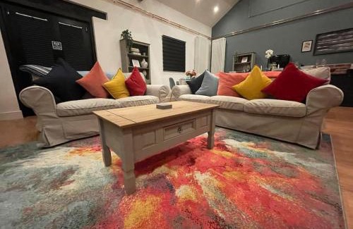 Kingswood House | Tank Barn at Brook House, Nestled in the Welsh Hills, a delightful retreat