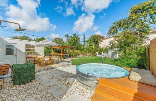 Lantana House | Tank Pool, Putting Green & 1 Mile To The Beach!