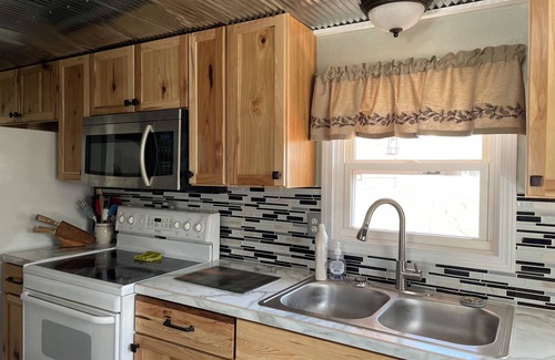 Warsaw House | Tanners Manor is in a peaceful setting on the end of a cove.