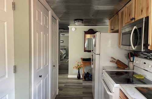 Warsaw House | Tanners Manor is in a peaceful setting on the end of a cove.