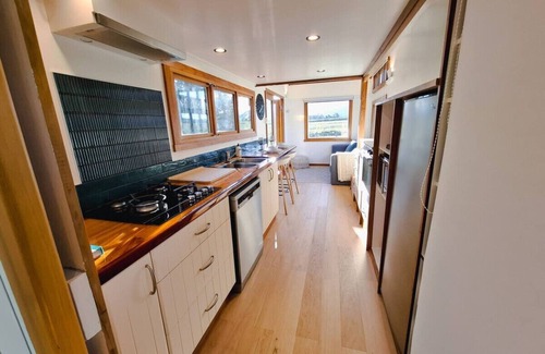 Tarras House | Tarras Tiny Haven Stargaze, Unwind, Wake to Mountain Views