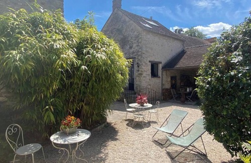Montigny-sur-Loing House | Tashi Kampa (La maison du bonheur en Tibétain)