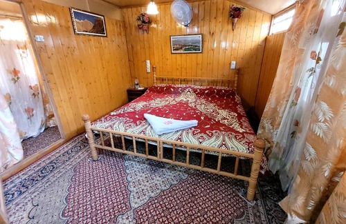 Dal Lake Boat Rental | Tashkand Houseboat