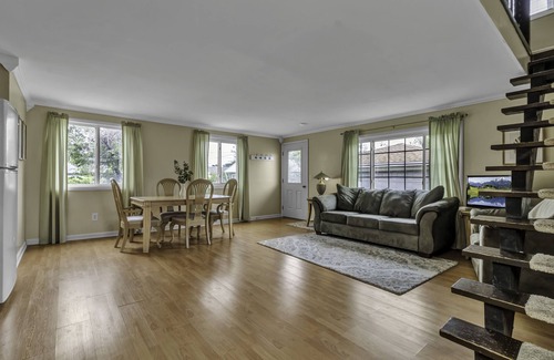 Tonawanda Apartment | Tasteful loft, work-friendly