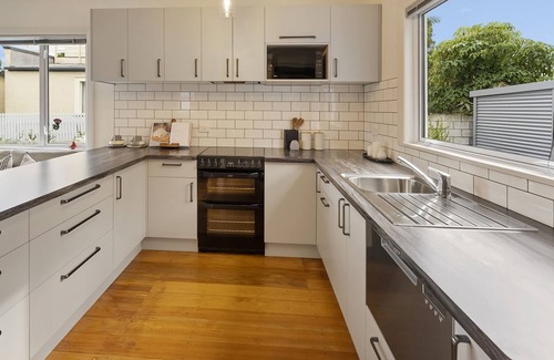 Nelson South House | Tasteful on Tasman Sunny Bungalow in the Wood