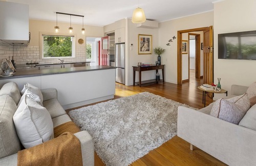 Nelson South House | Tasteful on Tasman Sunny Bungalow in the Wood