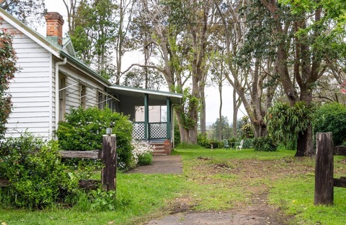 Wallalong House | Tatbern Park Cottage Wallalong next to Wallalong House wedding venue - suits up to 10 guests