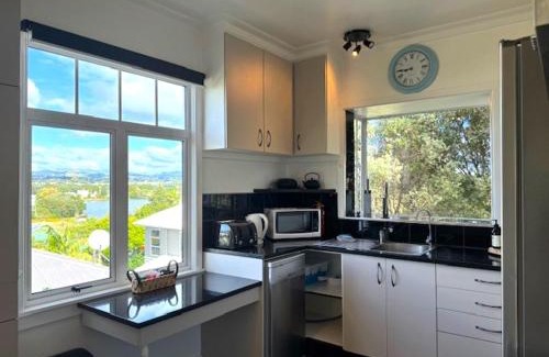 Tauranga South House | Tauranga - Stylish & Centrally Located Near Hospital