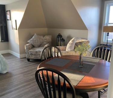 Newport Apartment | Tavern - Charming Loft
