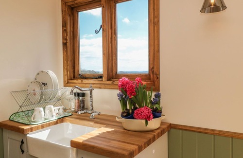 Crediton Cottage | TAWNY, romantic, with hot tub in Morchard Bishop