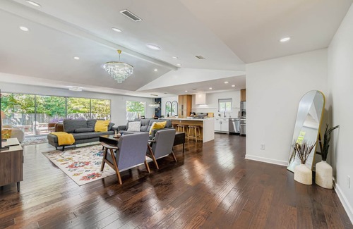 East Oak Hill House | TCH - Comfy 4bd/2ba home in Austin with Workspace