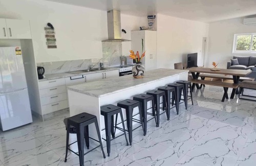 Muri Villa | Te Aro Villa 2nModern Brand New 3brm villa with pool in Muri