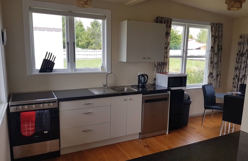 National Park Village House | Te Honu House - 13B Millar Street, NP village *free wifi, sky TV & Spa pool
