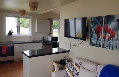 National Park Village House | Te Honu House - 13B Millar Street, NP village *free wifi, sky TV & Spa pool