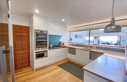 Te Ngaire House | Te Koha: Luxury hillside beach residence @ Te Ngaere Bay