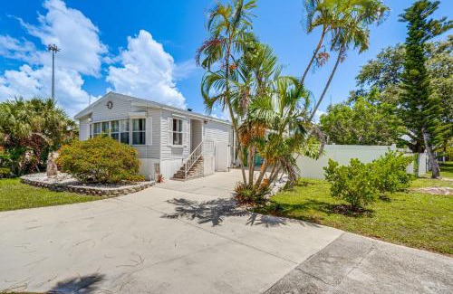 Grove City House | Tee Off and Soak Up Sun! Airy Englewood Gem with Yard