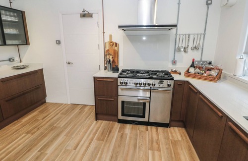 St Dogmaels Cottage | TEIFI VILLA, pet friendly, character holiday cottage in St Dogmaels