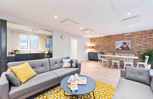 Temple Bar Apartment | Temple Bar Crown Square Deluxe 2 Bedroom Apartment - Prime location! - sleeps 7