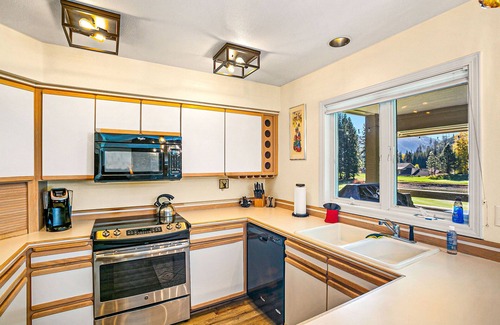 Leavenworth Condo | Tenpeak Condo at Kahler Mountain Club