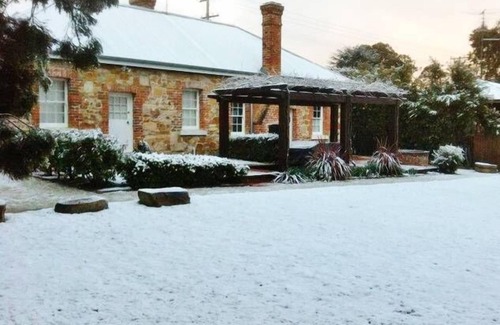 Tenterfield Cottage | Tenterfield Accommodation’s“White Rose Cottage”