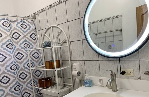 West End Apartment | Tepsville (Lovely Tropical 1-Bedroom) 10 min from the Beach