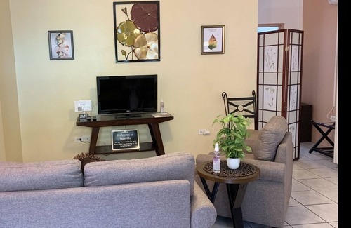 West End Apartment | Tepsville (Lovely Tropical 1-Bedroom) 10 min from the Beach
