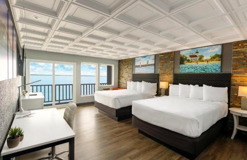 Escanaba Hotel | Terrace Bay Hotel - Lakefront