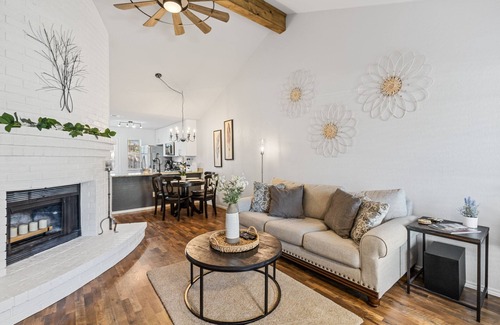 Euless House | Texas Gardens- A Beautiful Cottage in the heart of DFW