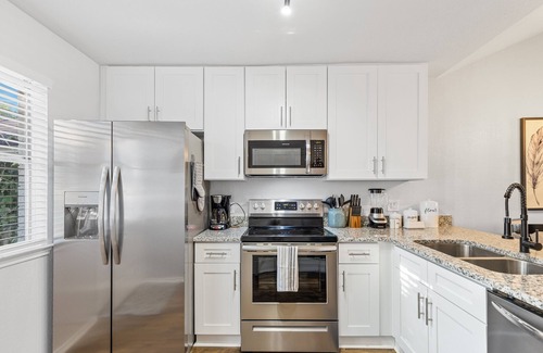 Euless House | Texas Gardens- A Beautiful Cottage in the heart of DFW