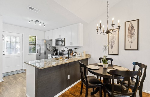 Euless House | Texas Gardens- A Beautiful Cottage in the heart of DFW
