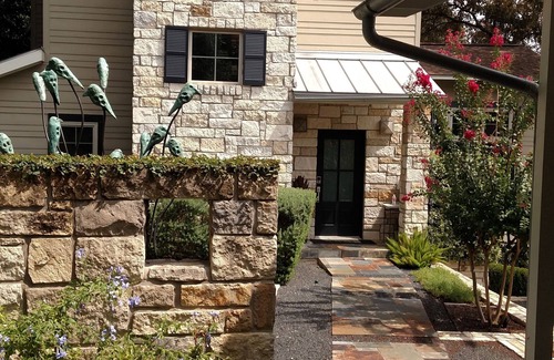 Galindo House | Texas Modern House - 5 minutes from Downtown. Backyard Oasis-Pool & Spa.
